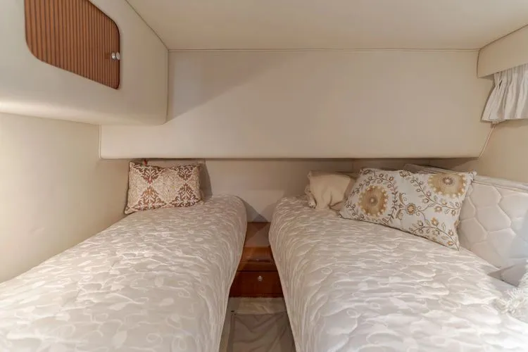 Slide: The Image of 2002 Sea Ray 400 Sedan Bridge - Image 30 - 30