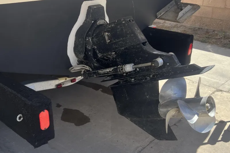 Slide: The Image of 2004 Maxum 2900 SE boat propeller and stern drive detail. - 16