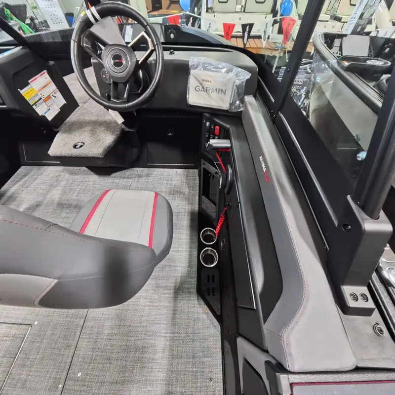 Slide: The Image of Alumacraft Trophy 185 2026 - 10