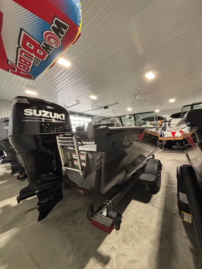 Slide: The Image of Alumacraft Trophy 185 2026 - 4