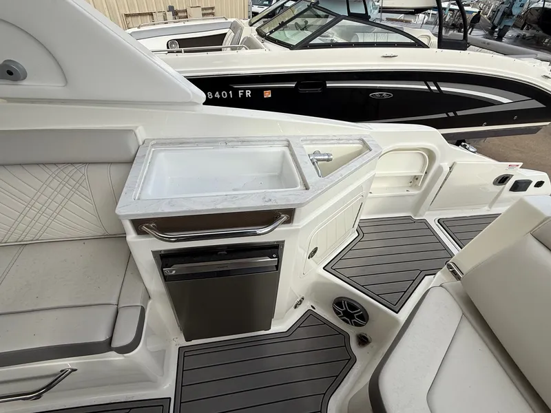 Slide: The Image of Sea Ray SDX 290 2026 - 14