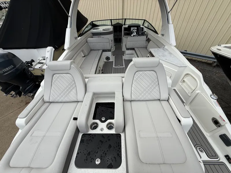 Slide: The Image of Sea Ray SDX 290 2026 - 15