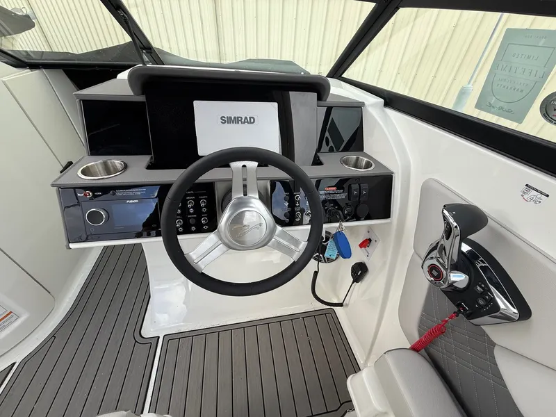 Slide: The Image of Sea Ray SDX 290 2026 - 18