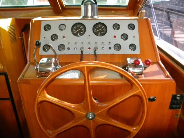 Slide: The Image of Ocean Alexander Cockpit Motoryacht 1988 - 10