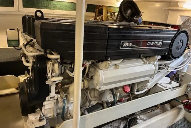 Slide: The Image of Maxwell windlass on 2004 Silverton 48 Convertible yacht deck. - 21