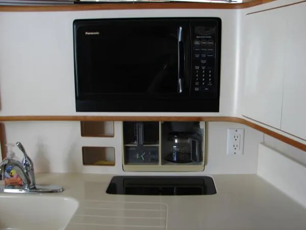 Slide: The Image of Sea Ray 370 Express Cruiser 1993 - 5