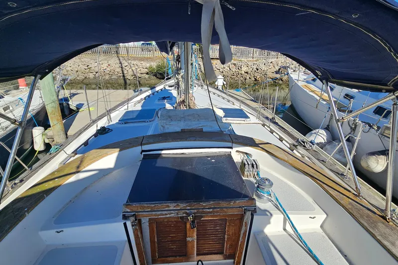 Slide: The Image of Cockpit view of 1989 ENDEAVOR 42 sailboat docked at marina. - 21