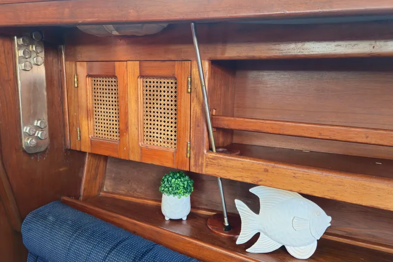 Slide: The Image of Wooden interior of 1989 ENDEAVOR 42 yacht with decorative fish and plant. - 63