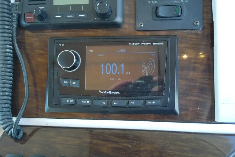 Slide: The Image of 2019 Floe Craft 3950C Aquafina dashboard with Rockford Fosgate radio display, tuned to 100.1 FM. - 37
