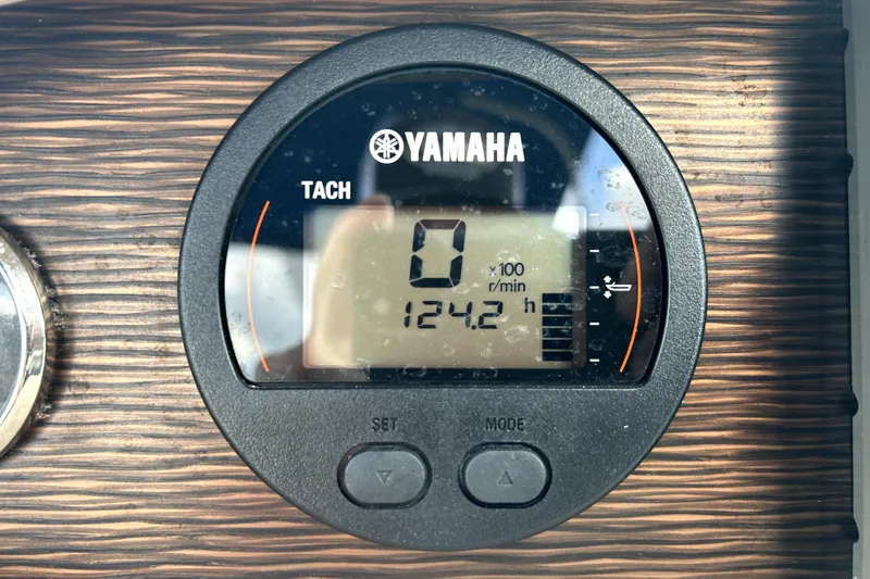 Slide: The Image of Yamaha tachometer displaying 124.2 hours on a 2018 Four Winns HD240 boat. - 66