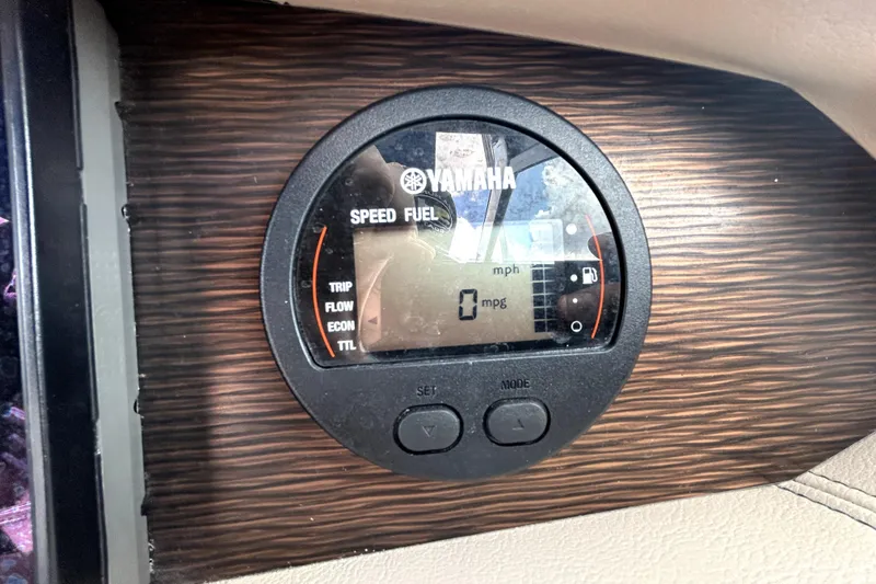 Slide: The Image of Yamaha speed and fuel gauge on 2018 Four Winns HD240 boat dashboard. - 68