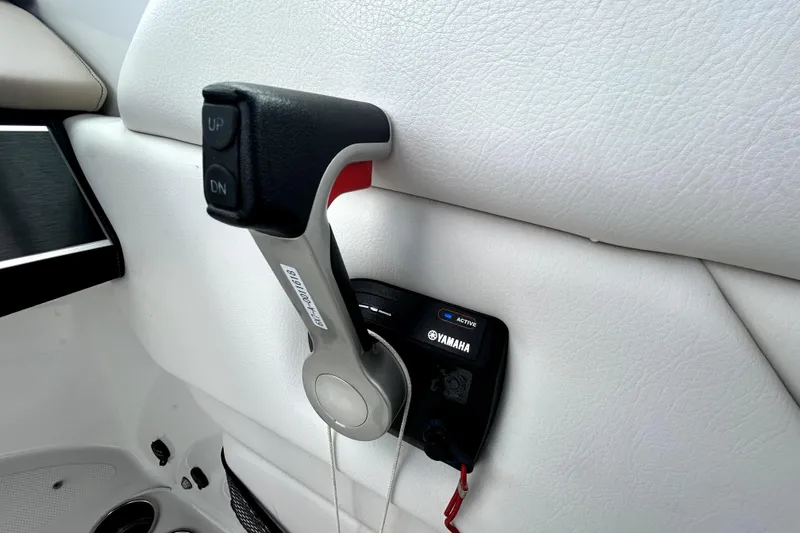 Slide: The Image of Throttle control lever on 2018 Four Winns HD240 boat, featuring Yamaha components. - 70