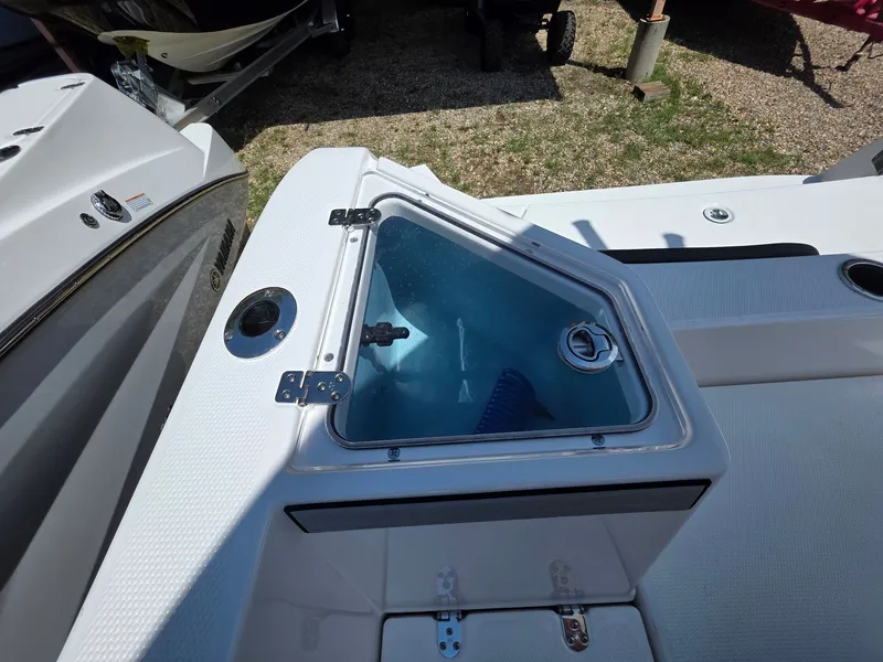 Slide: The Image of The image shows the rear section of a Yamaha 222 FSH Sport E boat with a livewell. - 14