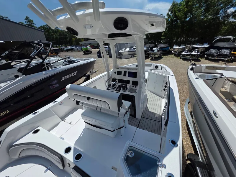 Slide: The Image of Yamaha 222 FSH Sport E 2026: Sport boat with center console, white interior, and modern helm. - 6