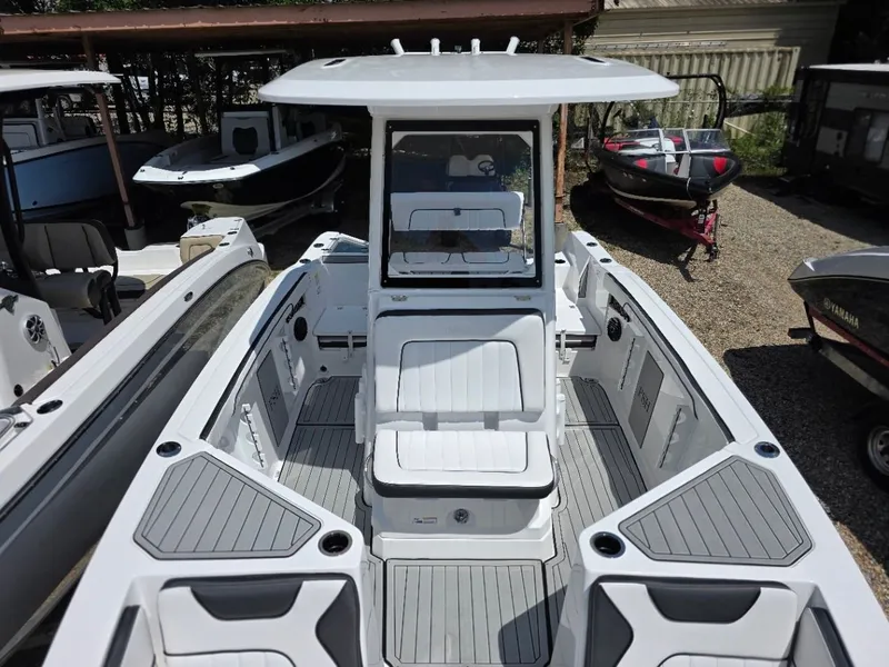 Slide: The Image of Yamaha Boats 222 FSH Sport E 2026: Modern design with spacious cockpit and comfortable seating. - 10