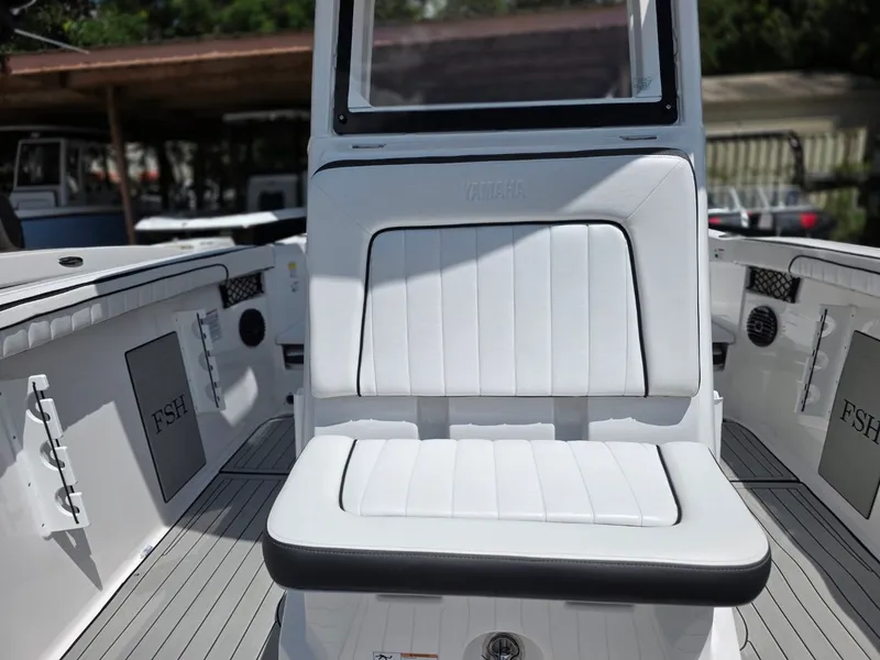 Slide: The Image of Yamaha Boats 222 FSH Sport E 2026: White cushioned seating on a boat with a modern design. - 29