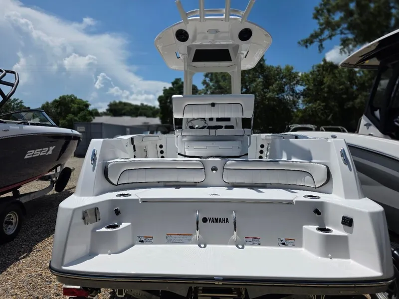 Slide: The Image of Yamaha 222 FSH Sport E 2026: Spacious rear with seating and storage, ideal for leisure activities. - 4