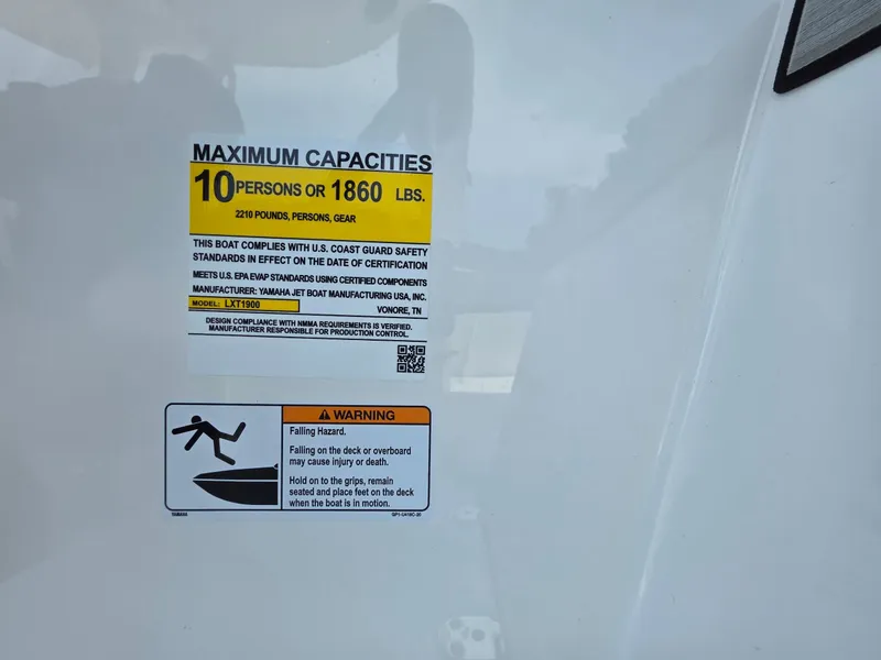 Slide: The Image of Yamaha Boats 222 FSH Sport E 2026: Capacity for 10 persons or 1860 pounds. - 28