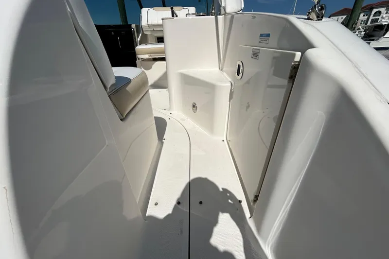 Slide: The Image of Hull identification number on 2010 Sea Ray Sundancer 260 boat. - 135