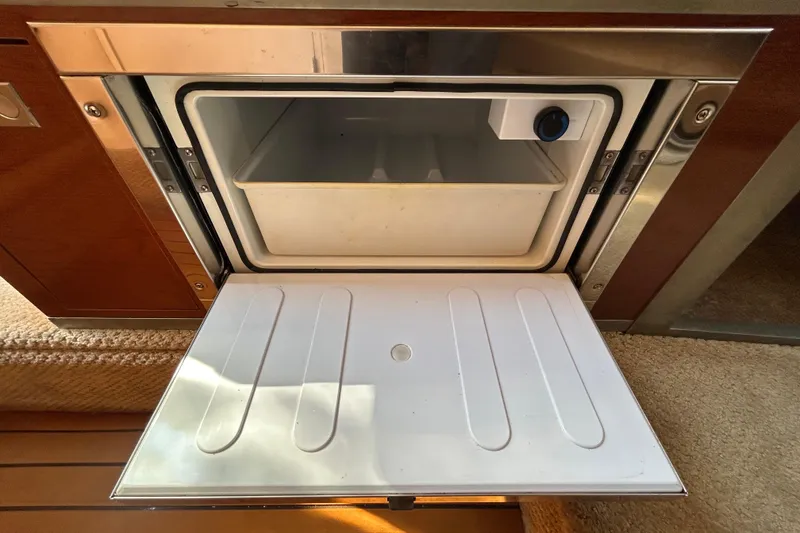 Slide: The Image of White seating on a 2010 Sea Ray Sundancer 260 boat, docked at a marina. - 64