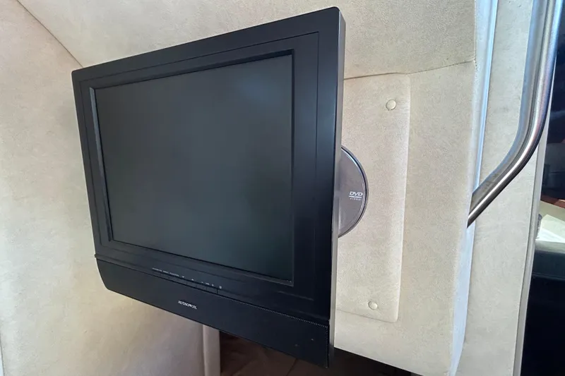 Slide: The Image of Storage compartment of a 2010 Sea Ray Sundancer 260 with ropes and cables. - 90