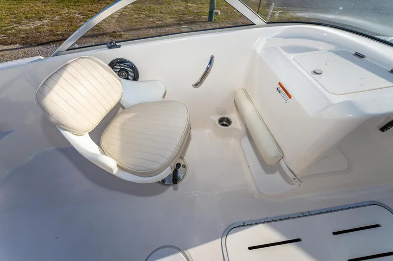 Slide: The Image of Interior of 2008 Wellcraft 180 Sportsman boat with swivel seat and storage compartment. - 18