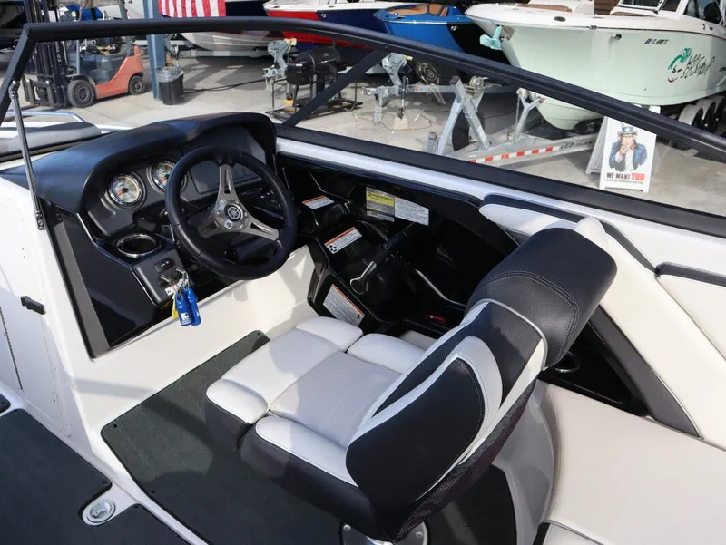 Slide: The Image of Yamaha 242 Limited S 2016 - 10