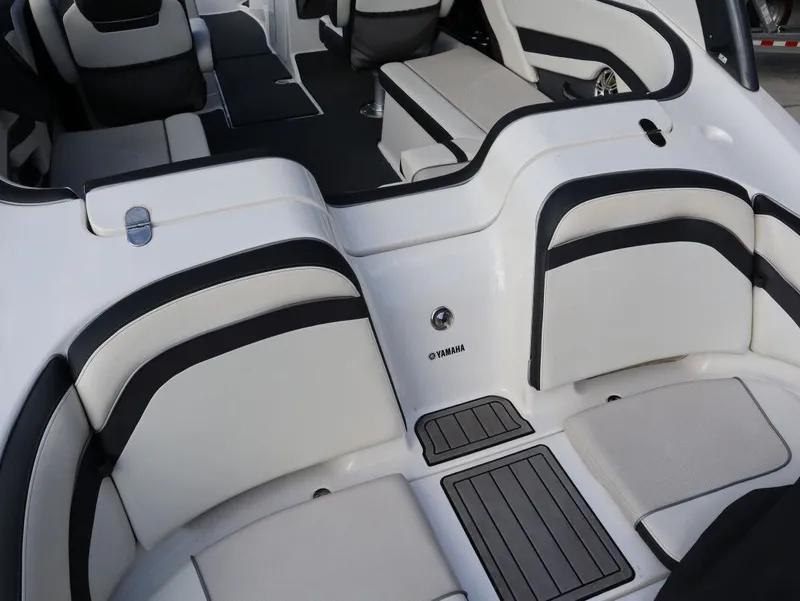 Slide: The Image of Yamaha 242 Limited S 2016 - 16