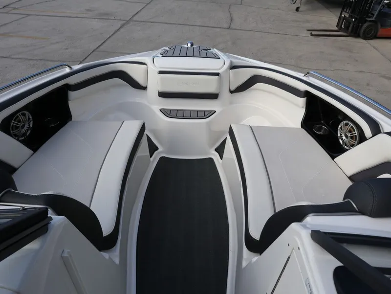 Slide: The Image of Yamaha 242 Limited S 2016 - 6