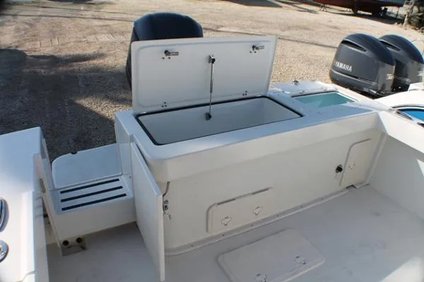 Slide: The Image of Parker Marine 2501 DV Center Console 2014 - 5