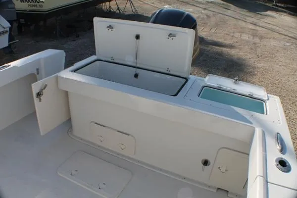 Slide: The Image of Parker Marine 2501 DV Center Console 2014 - 6