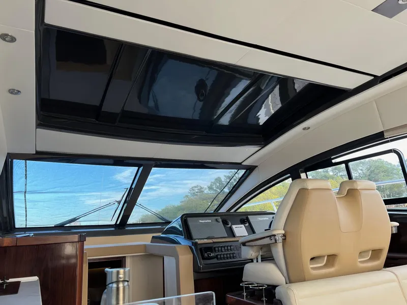 Slide: The Image of Galley area in a 2017 Sea Ray Sundancer 400 yacht. - 28