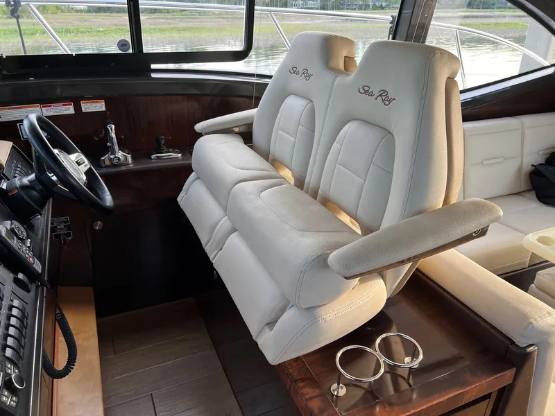 Slide: The Image of Interior of 2017 Sea Ray Sundancer 400 yacht. - 31