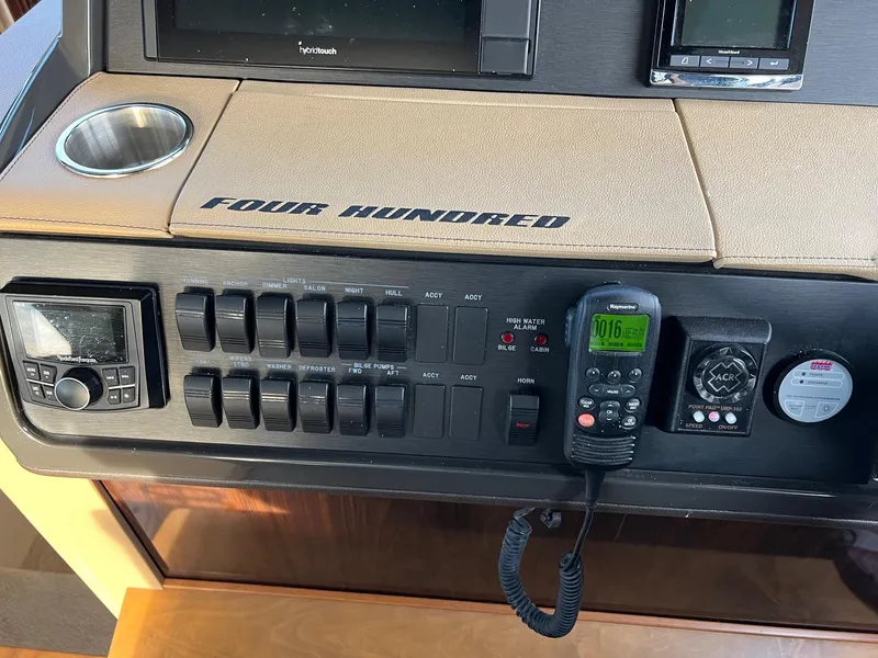 Slide: The Image of Control panel of Sea Ray Sundancer 400, 2017 model. - 35