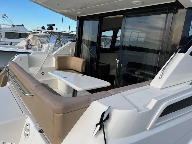 Slide: The Image of Outdoor kitchen on Sea Ray Sundancer 400 yacht, 2017 model. - 8