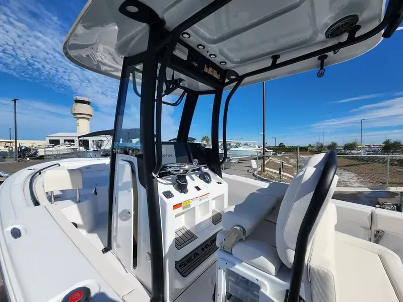 Slide: The Image of Sea Hunt Ultra 239 SE 2026 - 8