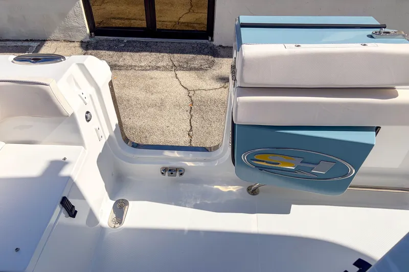 Slide: The Image of Sea Hunt Ultra 275 SE 2026 - 18