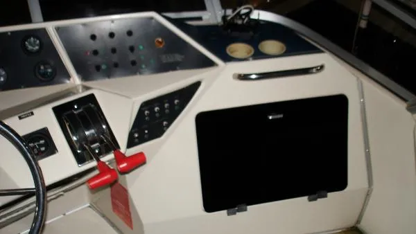 Slide: The Image of Sea Ray 305 Sedan Bridge 1988 - 7