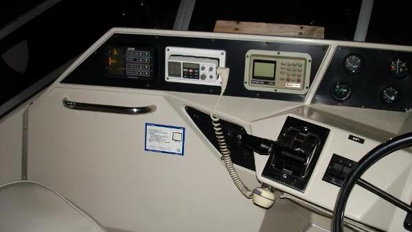 Slide: The Image of Sea Ray 305 Sedan Bridge 1988 - 8