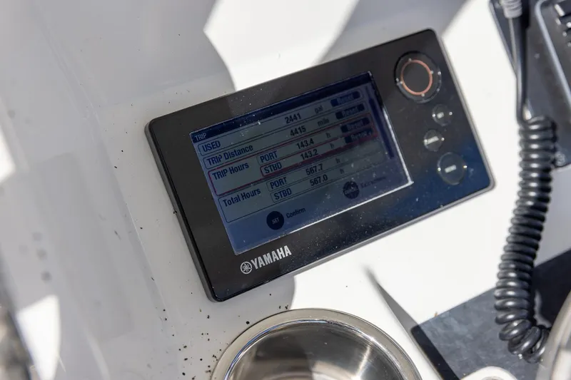 Slide: The Image of Yamaha display on 2014 Regulator 25 boat showing trip and total hours. - 46