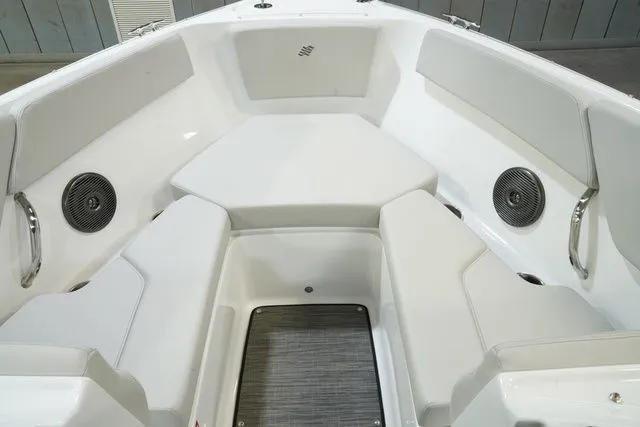 Slide: The Image of Four Winns H2 Freedom 2026 - 10