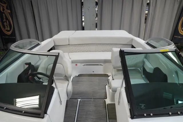 Slide: The Image of Four Winns H2 Freedom 2026 - 11