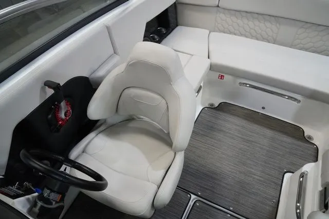 Slide: The Image of Four Winns H2 Freedom 2026 - 13