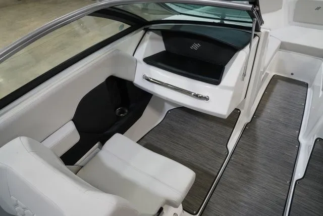 Slide: The Image of Four Winns H2 Freedom 2026 - 14