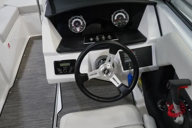 Slide: The Image of Four Winns H2 Freedom 2026 - 17