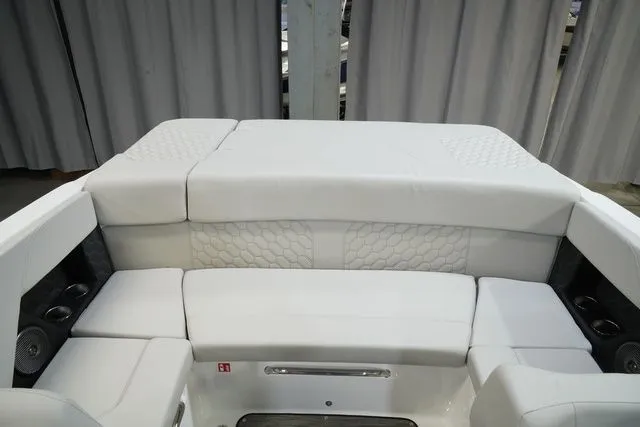 Slide: The Image of Four Winns H2 Freedom 2026 - 18