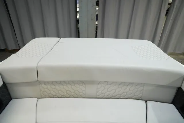 Slide: The Image of Four Winns H2 Freedom 2026 - 20