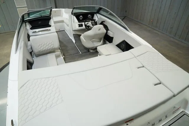 Slide: The Image of Four Winns H2 Freedom 2026 - 22