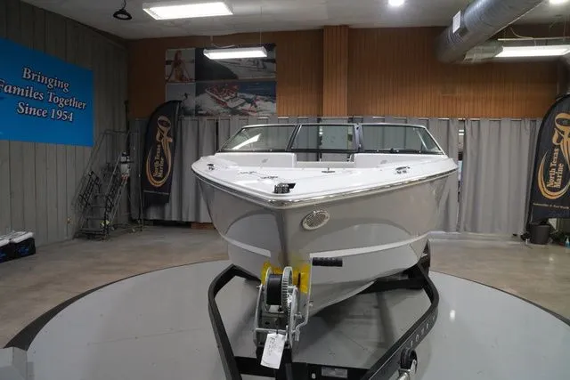 Slide: The Image of Four Winns H2 Freedom 2026 - 3