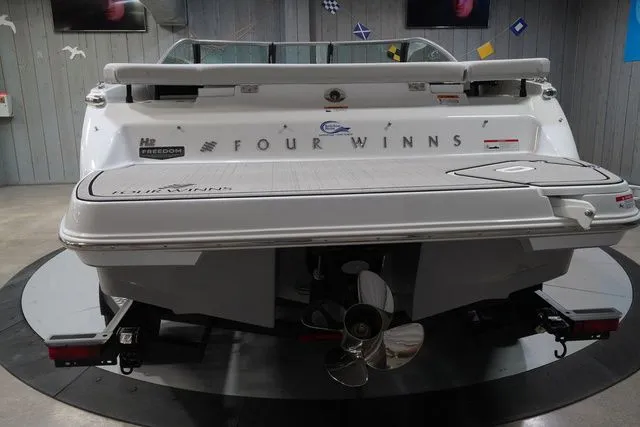 Slide: The Image of Four Winns H2 Freedom 2026 - 8